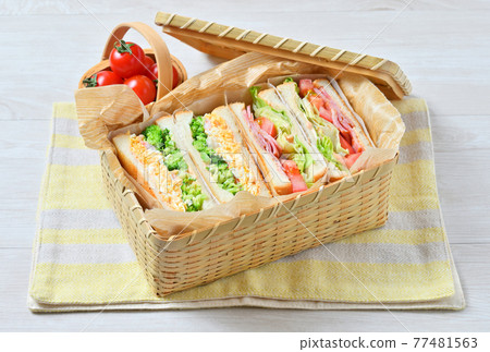 午餐外午餐午餐三明治“BLT(培根生菜番茄)雞蛋蛋黃醬蝦西蘭花三明治” 午餐外午餐午餐三明治“BLT(培根生菜番茄)雞蛋蛋黃醬蝦西蘭花三明治” 77481563