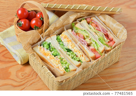 Lunch outside lunch lunch sandwich "BLT (bacon lettuce tomato), egg mayo shrimp broccoli sandwich" 77481565