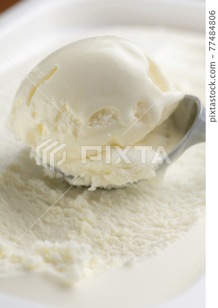 Ice cream scoop 77484806