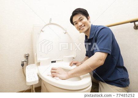 房子清潔男工清潔廁所 房子清潔男工清潔廁所 77485252