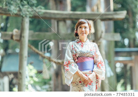 神社里穿著浴衣的女人 77485331