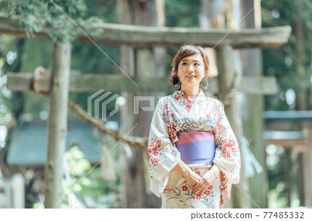 神社里穿著浴衣的女人 神社里穿著浴衣的女人 77485332