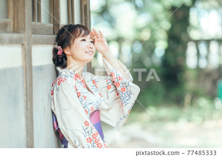 一臉耀眼的夏日女人 一臉耀眼的夏日女人 77485333