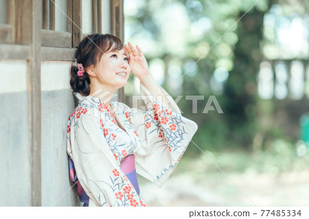 一臉耀眼的夏日女人 一臉耀眼的夏日女人 77485334