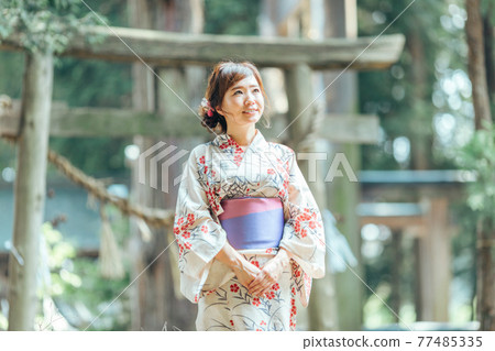 神社里穿著浴衣的女人 77485335