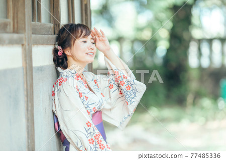 Summer woman with a dazzling look Summer woman with a dazzling look 77485336