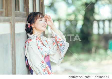 Summer woman with a dazzling look Summer woman with a dazzling look 77485337