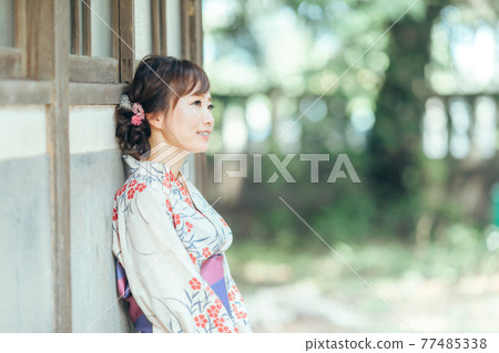 神社里穿著浴衣的女人 神社里穿著浴衣的女人 77485338