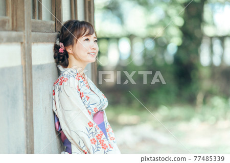 神社里穿著浴衣的女人 77485339