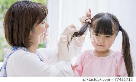 托兒所,幼兒園,老師,孩子,幼兒園,女人,育兒,育兒,綁頭髮 托兒所,幼兒園,老師,孩子,幼兒園,女人,育兒,育兒,綁頭髮 77485715