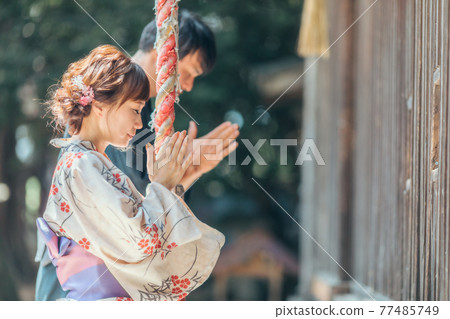 浴衣中的男女參觀 77485749