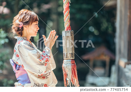 一個穿著浴衣的女人去拜訪 77485754