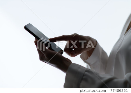 手邊現出輪廓智能手機資深婦女 手邊現出輪廓智能手機資深婦女 77486261