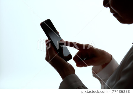 手邊現出輪廓智能手機資深婦女 77486288