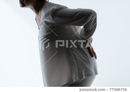 剪影腰痛資深婦女 剪影腰痛資深婦女 77486736