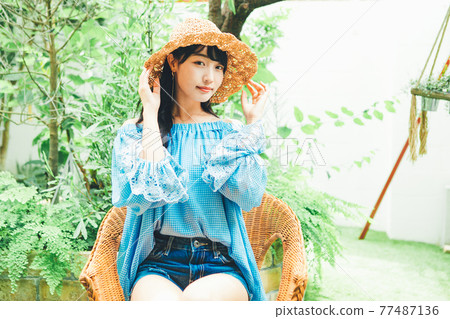 年輕女性的度假形象 77487136
