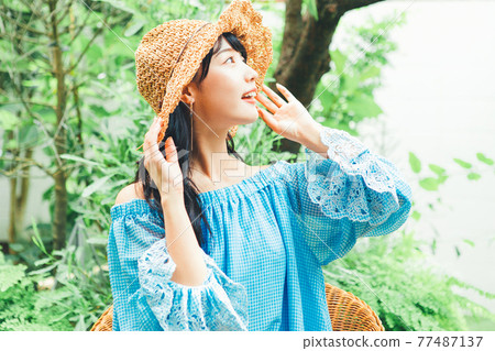 年輕女性的度假形象 77487137