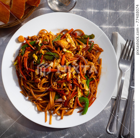 Fried noodles with vegetables 77488074