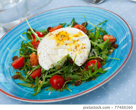 Salad with Italian burrata cheese, arugula and cherry tomatoes 77488160