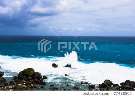 Okinawa Miyakojima's rough sea The power of the waves is strong due to the influence of the typhoon 77488803
