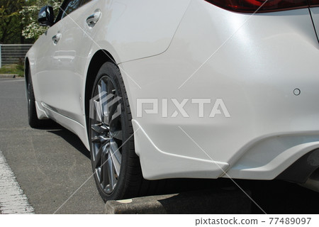 White sporty car 77489097