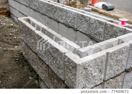 新建獨棟房屋外牆施工現場（砌塊堆疊） 77489671