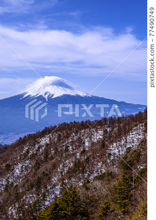 (Yamanashi Prefecture) Mountain range of Mitsutoge, Mt. Fuji, blue sky 77490749