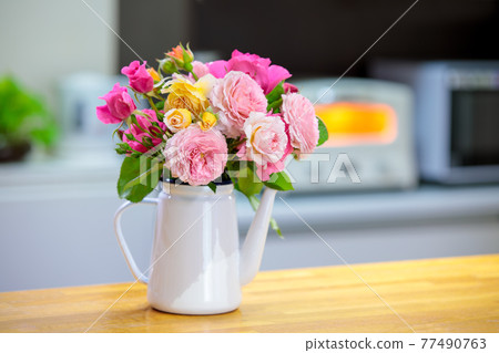 Roses in the counter kitchen 77490763