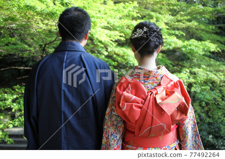 While being wrapped in happiness, take a front shot in Japanese clothes in the temple grounds, happiness drifting from the back 77492264