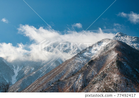 白雪飛舞的近畿最高峰八景山 白雪飛舞的近畿最高峰八景山 77492417