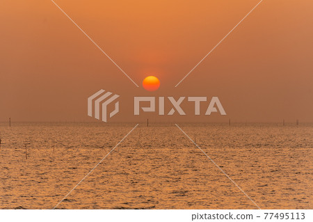 被夕陽染紅的天空和大海 夕陽西下 被夕陽染紅的天空和大海 夕陽西下 77495113