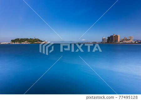 初夏清新藍天下的平靜海面、江之島、富士山 初夏清新藍天下的平靜海面、江之島、富士山 77495128