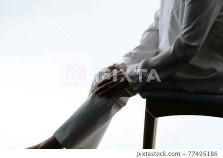 Silhouette knee pain senior woman Silhouette knee pain senior woman 77495186