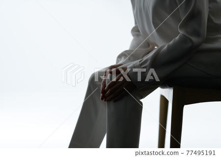 剪影膝蓋疼痛高級婦女 77495191