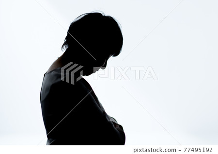 擔心剪影的資深婦女 77495192