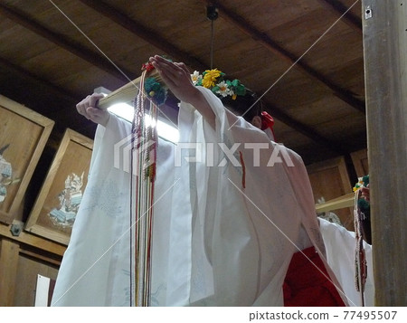 秋祭的神社處女舞，開始跳浦安舞的地方，上半身，雙手高舉扇子的地方 77495507