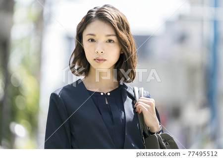 微笑的女商人看著相機 微笑的女商人看著相機 77495512