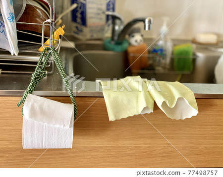 帶橡膠手套和衛生紙的廚房水槽 帶橡膠手套和衛生紙的廚房水槽 77498757