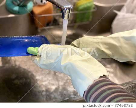 用橡膠手套洗煎鍋的手 用橡膠手套洗煎鍋的手 77498758