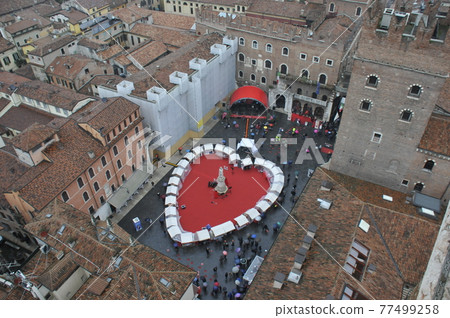 從蘭貝蒂塔，維羅納，意大利，Piazza dei Signori 77499258
