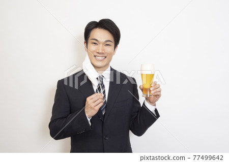 一個戴著面具喝啤酒的男人 77499642
