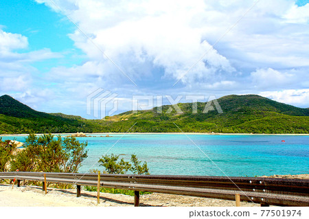[沖繩] 從沿海行駛的火車車窗看到的座間味島景色 77501974