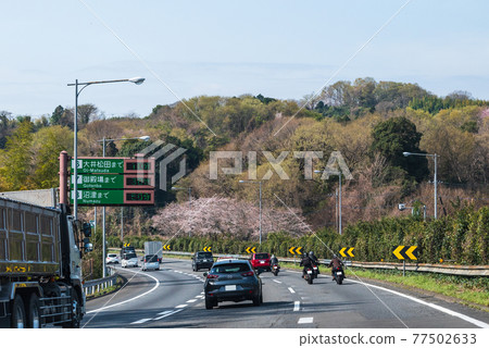 汽車在高速公路上運行 77502633