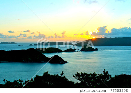 [Okinawa] View from Zamami Island / Takatsukiyamaenchi Observatory Asahi rising over the Kerama Islands 77503398