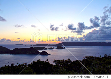 沖繩 從座間味島眺望 高槻山園地展望台 旭日初升的慶良間諸島 照片素材 圖片 圖庫