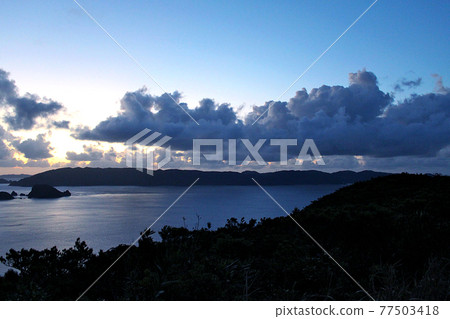 沖繩 從座間味島眺望 高槻山園地展望台 旭日初升的慶良間諸島 照片素材 圖片 圖庫