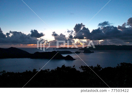 [沖繩] 從座間味島眺望/高槻山園地展望台：等待日出的慶良間群島 77503422