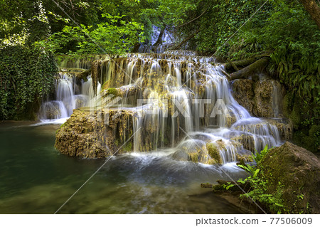 Cascade waterfalls 77506009