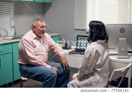 A professional doctor showing the results of the diagnosis to her patient 77506181