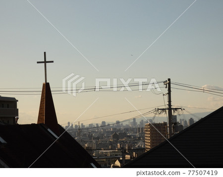 可以俯瞰遠處大阪市的山坡教堂平岡 77507419